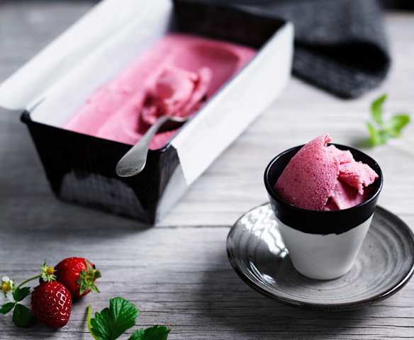 Strawberry almond gelato Strawberry almond gelato