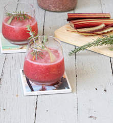 Rhubarb and ginger gin fizz