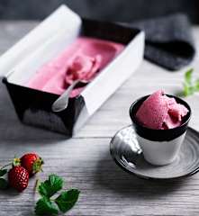 Strawberry almond gelato