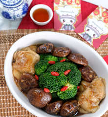 Braised Mushroom With Broccoli And Beancurd Sheets